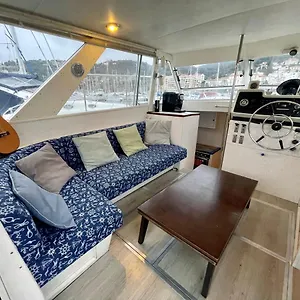 Turtle Boat With Free Parking Bateau-hôtel