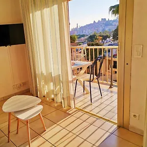 Au Bord De Balcon, Calme, Dernier étage Avec Ascenseur Et Climatisation Appartement